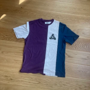 Palace Tshirt  - Randig palace tshirt köpt för 4 år sedan. Ytterst litet hål på baksidan av T-shirten men inget man lägger märke till (kom dm för bild). Mycket bra kvalité. Size L Säljes för 170kr, diskuterbart!