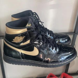 Jordan 1 high metallic gold  - Jordan 1 high metallic gold strl 46 låda och extra skosnören följer med