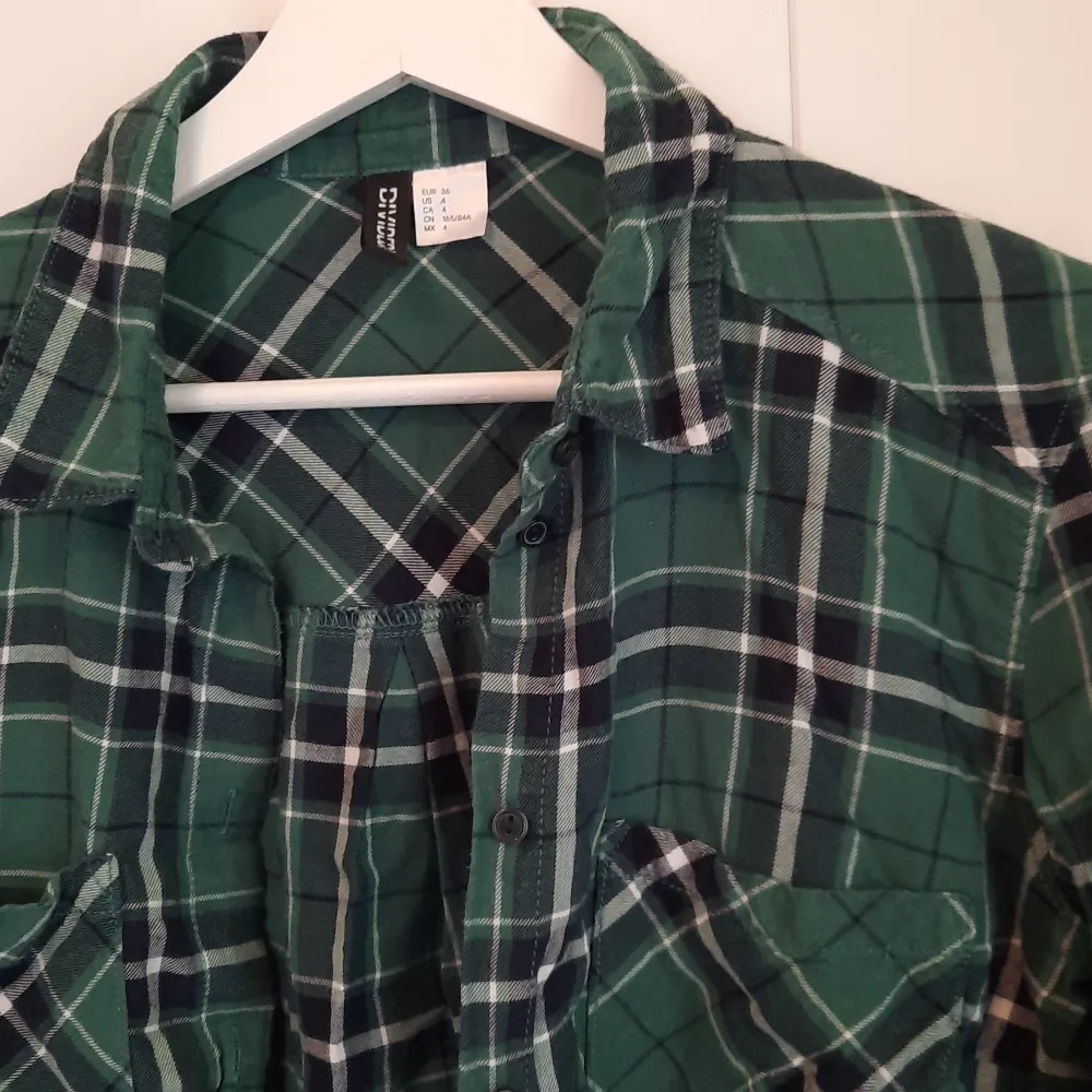 Grön rutig skjorta från H&M divided i storlek 36/S. Skjortor.