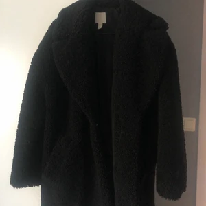 Teddy kappa - Teddy kappa från hm, köpt för ca 3/4år sedan. Fint skick, inte mycket använd på senaste. Skriv gärna och fråga efter fler bilder eller liknande, svarar hyfsat snabbt ofta! 