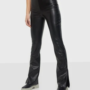 Skinnbyxa  - skitsnygga ”skinn”byxor med en slits på båda benen, helt slutsålda. sparsamt använda, har inga defekter. 💗 nypris 499kr. lånade bilder, skriv privat för egna.