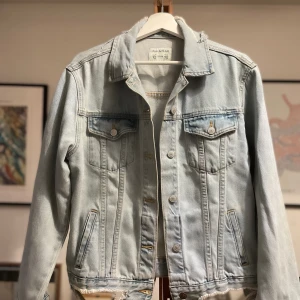 Vintage jeansjacka från PULL&BEAR - En trendig ljus jeans jacka från PULL&BEAR, i storlek M, använd enstaka gång bara.  Bara att skriva om fler bilder önskas.