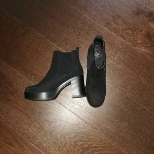 Boots - Helt nya högklackade boots