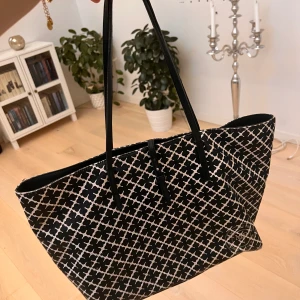 Malene Birger väska  - Malene Birger väska (äkta såklart men gammal modell) Lite skador se bild 2&3 därav priset (även lite avskavt på banden)  Startat budgivning då många var intresserade 🤩