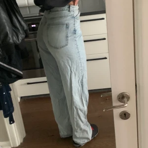 Loose fit jeans - Aldrig använda, sitter lite tightare i midjan men löst i resten av byxan. Jag är 174cm. Köparen står för frakten!