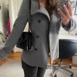 Grå kappa från Hm - Köpte denna begagnad av denna tjej jag lånade dessa bilder av!!! Superfin kappa men har hittat en annan kappa som jag verkligen vill ha, därför säljer jag denna nu:(