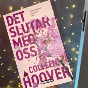 Extremt bra och populär bok av den berömda och folkkära författaren Colleen Hoover! Gillar du romantik och spänning är denna bok perfekt! Säljer pga läst ut på 5 dagar 🤣 30 kr + frakt💗