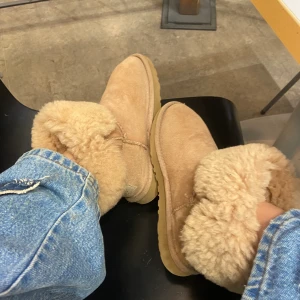 Ugg Bailey Button - Säljer mina uggs, använda men nytvättade. Nypris 2400kr, går att vika ner som på första bilden om man vill. Storlek 35 men passar mig helt okej som har 36🤎 Hämtas i slussen eller postas, köp nu är på :) 