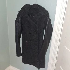 Klassisk kappa, Only - Grå svart yllekappa med läderärmar och huva