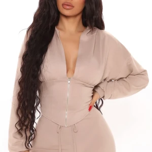 Beige Set - Ett set med tighta leggings och en hoodie till det med dragkedja. Köpt från fashionnova