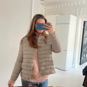 Tunn dunjacka!! - Säljer denna jacka från hm som är en perfekt höstjacka!!! Det står storlek 46 i men skulle snarare säga att den är en M jag brukar ha M i jackor och den sitter så som på bilden!!