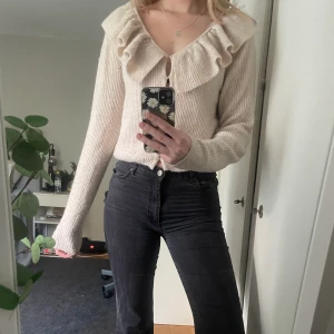 Beige kofta - Jätte fin beige kofta köpt förra året men inte kommit till användning. Den är väldigt mjuk och skön och är i nyskick. 