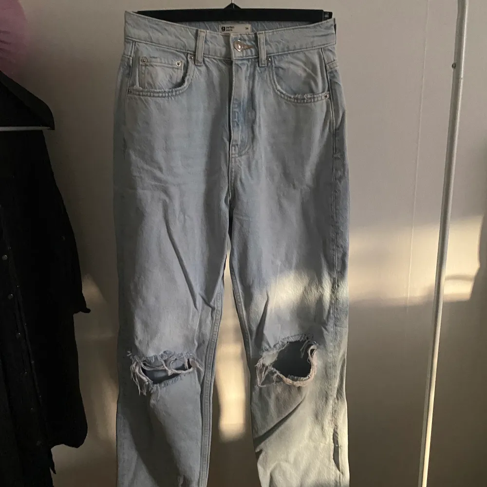 Skit snygg jeans från Gina Tricot som aldrig används pga för liten storlek. Det är i bra skick då de aldrig använts. Pris kan diskuteras . Jeans & Byxor.