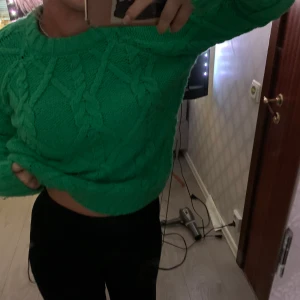 Stickad tröja  - Säljer en stickad tröja ifrån Cubus! Väldigt skön och inte stickig alls! Strl xs men skulle säga den passar S och kanske till och med M också! Väldigt grön och fin färg. Använd endast fåtal gånger 