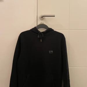 Hov1 hoodie  - Säker en Hov1 hoodie i storlek S. Hoodie är köpt på konsert och är limiterad, använd en gång👌köpt för 600‼️pris går att diskuteras‼️