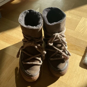 Inuikii skor - Skitsnygga Inuikii skor i beige som endast är använda 3 ggr i storlek 39! Jag har storlek 38 men kunde ha  dessa, så funkar till 38-39  (Bud ligger på 1340) 