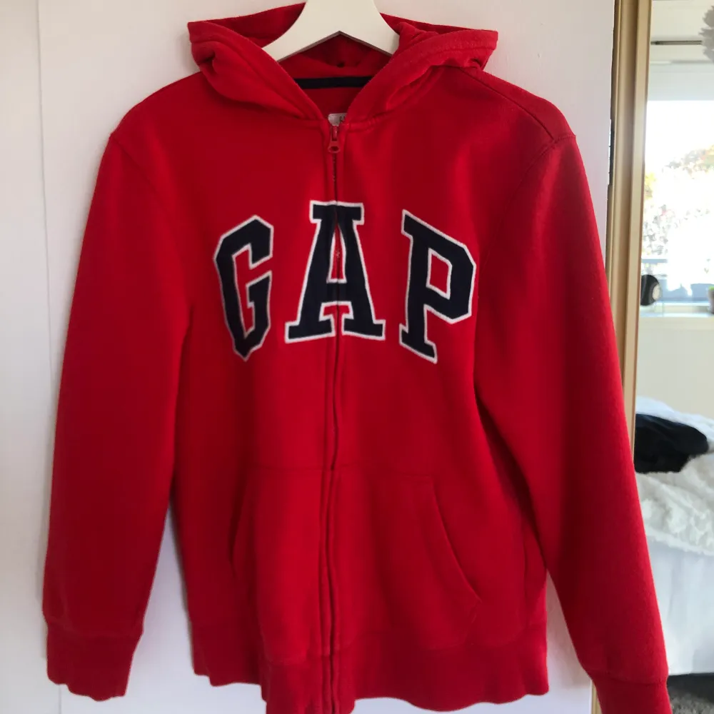 Säljer denna röda Gap zip up hoodien, i stl. Xxl från barn men är som Xs. . Tröjor & Koftor.
