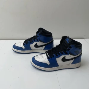 Jordan 1 Retro High Game Royal - STRL 40. Säljes pga för liten storlek om frågor finns är det bara att fråga. Kan möjligtvis gå ner i pris