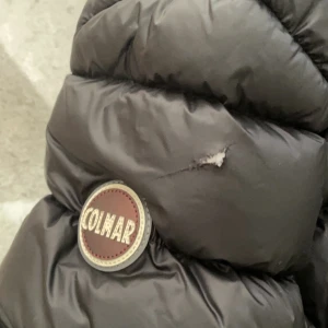 Colmar jacka - Hej! Jag säljer min colmar jacka för 2000 ( mindre priss kan diskuteras) som ni ser i bilden så är det ett litet stick som e sönder men syns knappt. Helt ny köptes för 1 år sen 😊