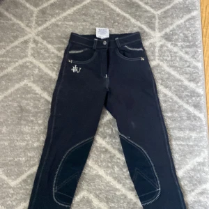 Ridbyxor strl UK20 - Hittade mina gamla Jhon Whitaker ridbyxor som nu är alldeles för små, Dom är i väldigt bra skick och är nog andvända cirka 3-4 ggr, dom är i färgen marinblå.