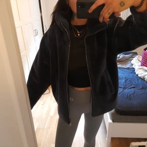 Pläs jacka oversized - Säljer min underbara pälsjacka från carlings, oversized i passformen o ritkigt gosigt material  I väldigt bra skick då den inte kommit till jätte mycket användning Strl xs/s