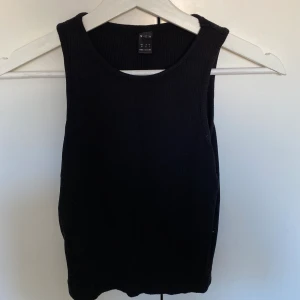 Svart Topp - Säljer denna fina svarta topp från Shein. Sparsamt använd. Säljs för att den ej används längre. Storlek XS men stretchigt material så passar XS-M beroende på hur man vill ha passformen💕💕