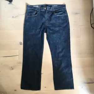 Mörkblå baggy jeans från GAP the 1969 collection. Utmärkt skick. Passform straight. Mid/lågmidjade. Midjemått 98cm. Innerbenslängd 76cm. Jag är 180cm. 