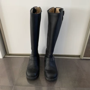 Johnny Bulls - Svarta Johnny Bulls High Zip Back med silverdetaljer i äkta läder, strl 37, är knappt använda så är i nyskick💕