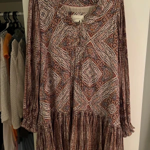 Mönstrad klänning  - Mönstrad klänning från märket anthropologie. Fint skick inte använd så många gånger. Perfekta färger nu till hösten. Köpt för 1600 säljer för 650 plus frakt! (Pris kan diskuteras)