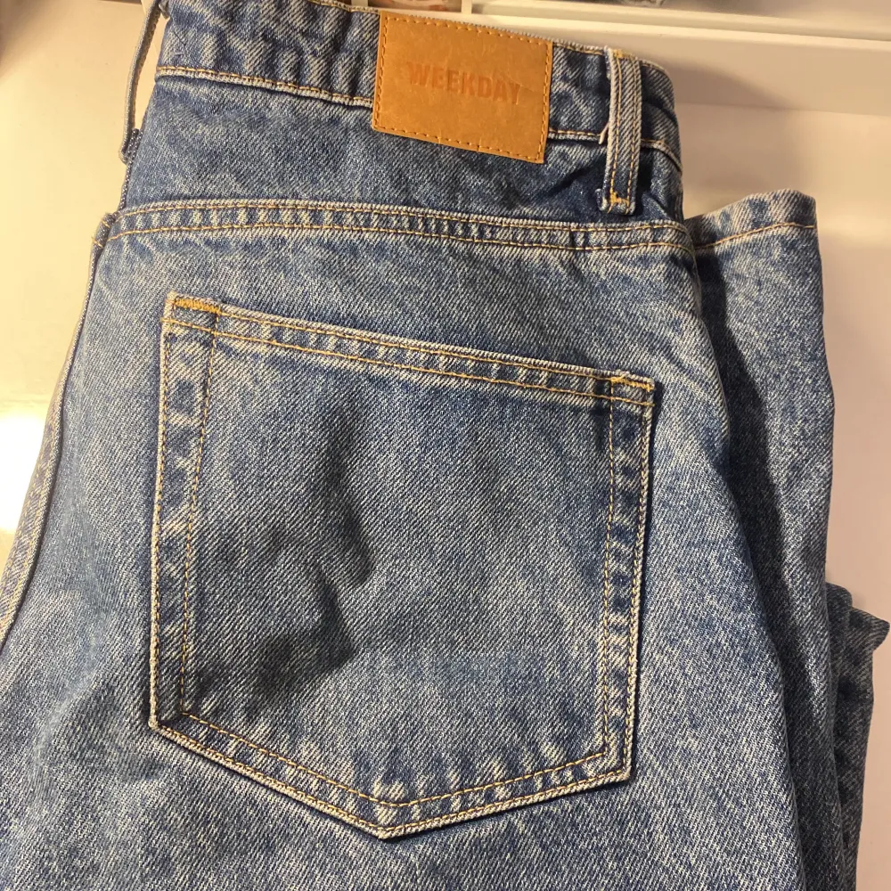 Säljer dessa oanvända Weekday jeansi storlek 27, då de är för stora för mig. Superfin snedsydd dragkedja och en liten slits nedtill. Mid-waist och köpta för 500 kr. Säljes för 200 kr! . Jeans & Byxor.