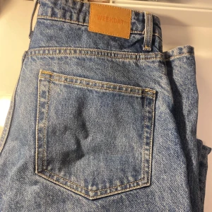 Oanvända mid-waist jeans Weekday - Säljer dessa oanvända Weekday jeansi storlek 27, då de är för stora för mig. Superfin snedsydd dragkedja och en liten slits nedtill. Mid-waist och köpta för 500 kr. Säljes för 200 kr! 