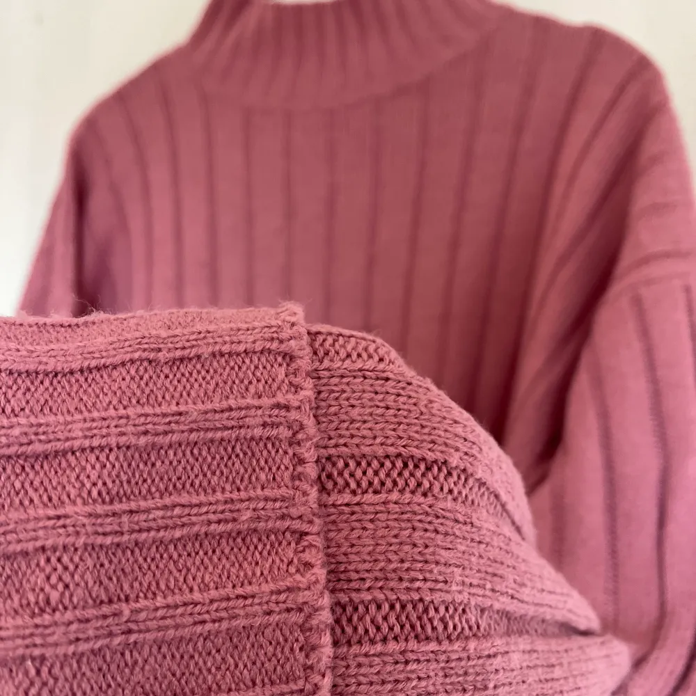 Stickad tröja från boohoo med vida ärmar nedtill och lite polo. Tröjan är i en väldigt fin rosa/smutsrosa färg 😍. Stickat.