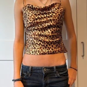 Zara topp - Cool mönstrad topp från Zara med guldkedjedetaljer på baksidan. Perfekt till fest. Sldrig använd.