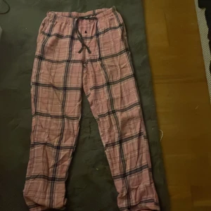 Mjukisbyxor - Säljer mina mjukisbyxor för att dom är försmå för mig dom är i ganska bra skick har ett litet hål som ni kan se på bild 2