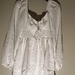 Vit klänning  - Vit klänning från Gina tricot, väldigt fin har bara används en gång.  Skriv för bilder hur dem ser ut på💕💕