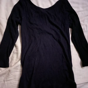 Tröja - En svart långermad tröja i storlek S med ett Kors på ryggen aldrig använt 💗