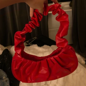 Väska  - Säljer en väska i nyskick som jag köpte för ett tag sen, den är rätt liten 