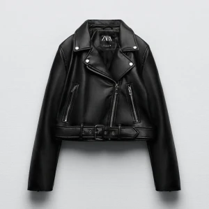 Zara skinnjacka strl S - Säljer min skinnjacka från zara, den är helt oanvänd och säljer pga fel strl ❤️