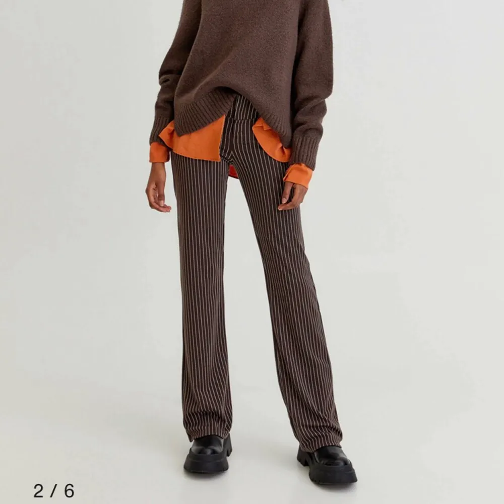 bruna randiga tygbyxor🍂🍂 uppsydda för å passa mig som är ca 165!! har typ aldrig använt de. Jeans & Byxor.