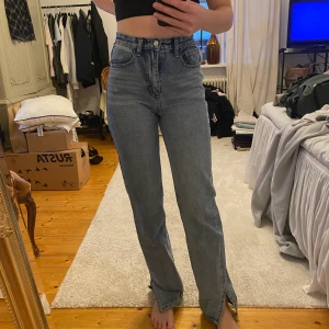 Plt jeans - Jeans från pretty little thing, jag är 172cm som referens. Storlek 34, men passar mig tight som är en 36.