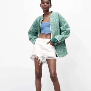 Zara jacka  - Säljer min Zara jacka i storlek M då den knappt kommit till användning💓 Köpt för 999kr💓Nyskick💓Köparen står för frakt 