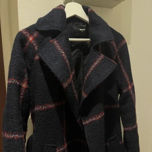 Kappa från Bikbok - Kappa från BikBok! Blå/Röd/Grå. Superfin, speciellt nu på hösten. Köparen står för frakten 💕💕 