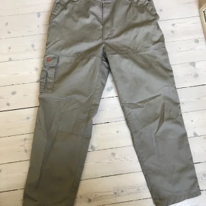 Fjällräven vintage cargopants - Ett par fjällräven cargo oklart för storlek men ganska stora i midjan skulle nog säga 34. 32 längd. Grön/beige:a. 