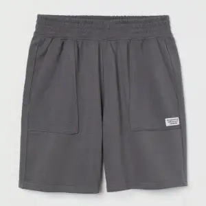 Ett par görmysiga mjukisshorts från H&M som jag tyvärr aldrig använt då de är alldeles för små för mig:( Hann inte lämna tillbaka dem så säljer de här för 49 kr + frakt Hälften priset i affären ♥️🌞♥️