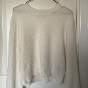 Stickad tröja - Säljer denna krämvita stickade tröjan från pigalle pga att den inte kommer till användning. Använd 2-5 ggr och bra skick. Storleken är M men skulle mer säga som XS-S. Köpt utomlands så vet ej om den finns i en butik här i Sverige, köparen står för frakt 💞