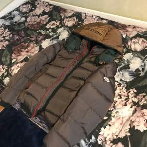 Tjena  Säljer min Moncler gres pågrund av att jag har växt ur den. Lägger bin på 3700 Tar bud och byte 