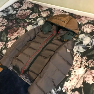 Moncler jacka - Tjena  Säljer min Moncler gres pågrund av att jag har växt ur den. Lägger bin på 3700 Tar bud och byte 