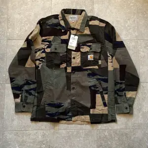 Säljer min helt nya carhartt chase jacka i camouflage. (Nypris 1699) Priset kan diskuteras vid snabb affär. Hör av dig om du har några frågor! 