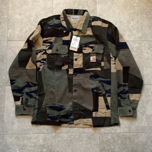 Carhartt jacka - camouflage - Säljer min helt nya carhartt chase jacka i camouflage. (Nypris 1699) Priset kan diskuteras vid snabb affär. Hör av dig om du har några frågor! 
