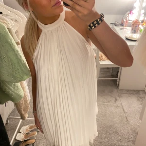 Vit klänning🫶🫶 - Jättefin vit klänning i storlek S❤️‍🩹 aldrig använd!